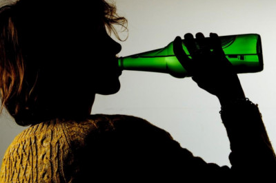 Alkohol je pro lidi mladší čtyřiceti let výrazně škodlivější než pro starší