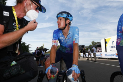 Fuglsang má zlomené žebro a na Tour končí. Další dva jezdci měli pozitivní test