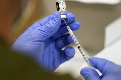 Začalo očkování čtvrtou dávkou proti covidu-19, registrace zatím není nutná