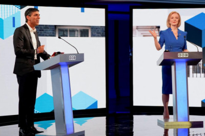 Trussová chce Britům snížit daně. Po „cukru“ ekonomice rychle vyhládne, varoval v debatě Sunak