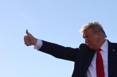 Trump vyzval ke zrušení částí ústavy. Schůzkou s antisemity pobouřil i republikány